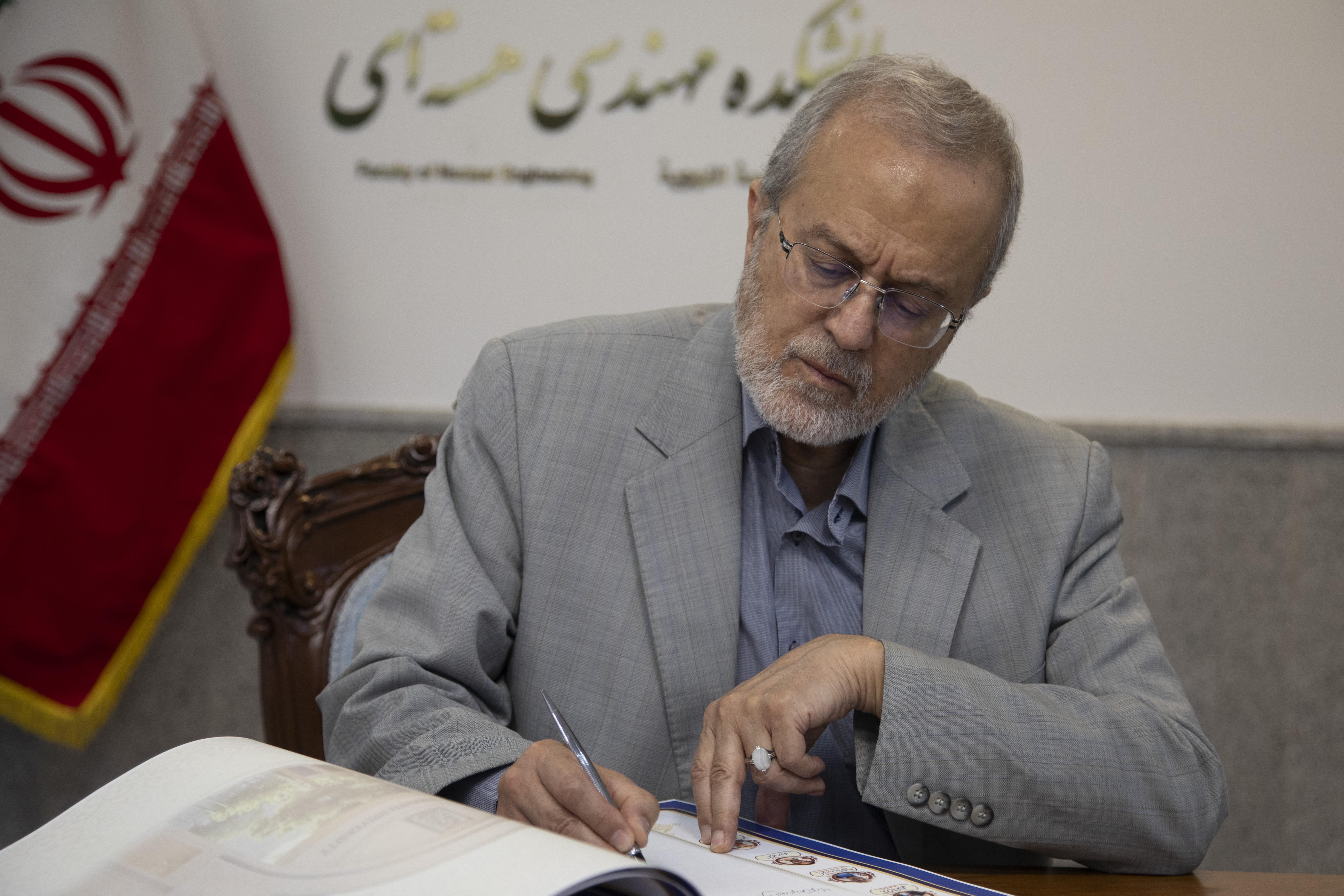 گرامیداشت 15