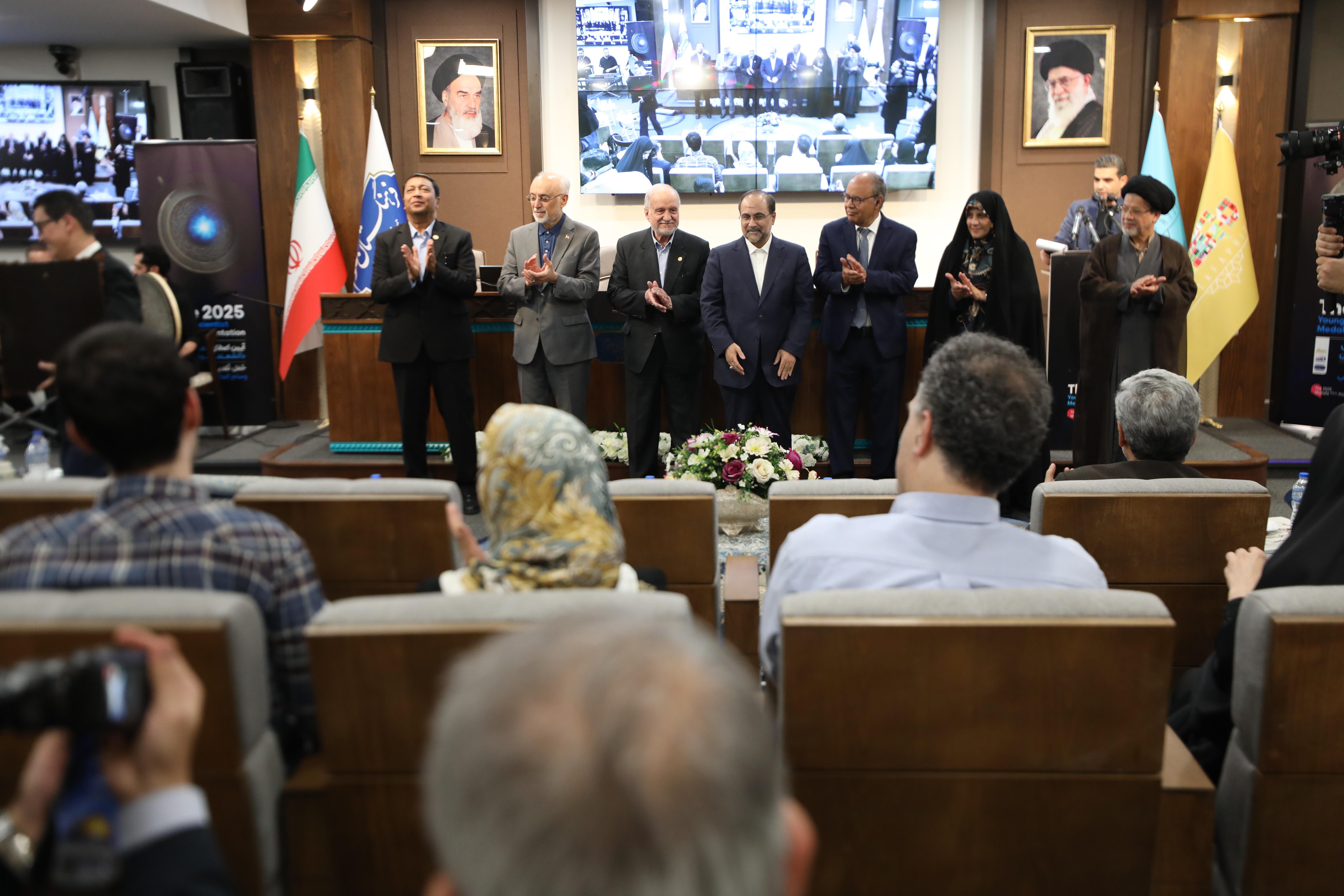 جایزه مصطفی 32