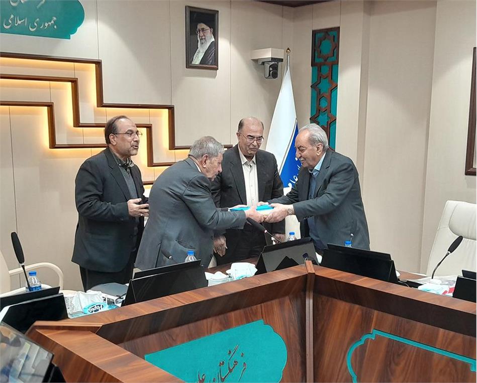 تجلیل از دکتر محمدقلی نادعلیان عضو پیوسته و رئیس اسبق گروه علوم دامپزشکی