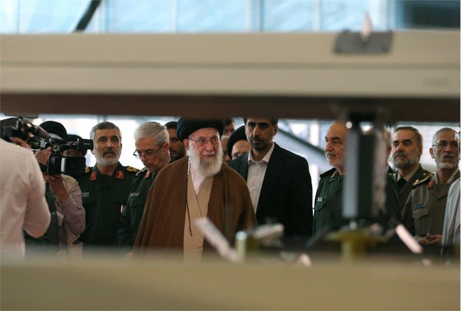 بازدید فرمانده کل قوا از نمایشگاه دستاوردهای نیروی هوافضای سپاه