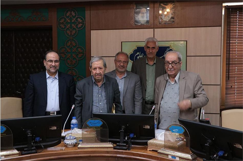 اهداء جایزه چهره ­تأثیرگذار علم ژنتیک به دکتر حسن تاج­‌بخش