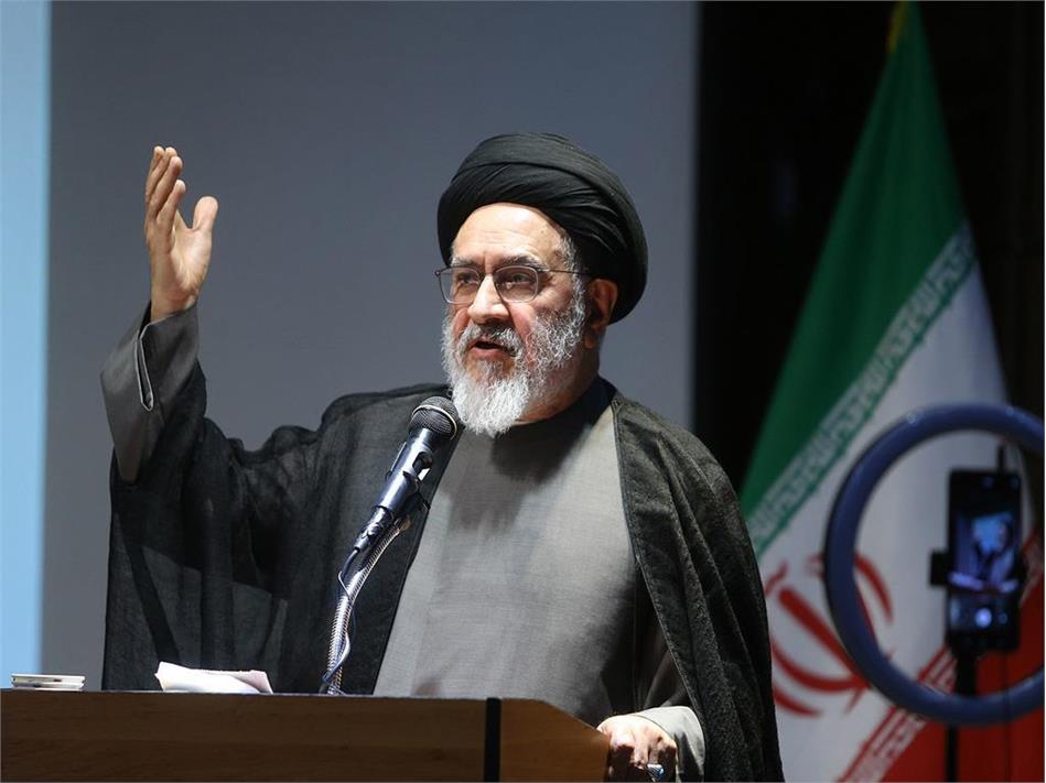 ملاصدرا کسی است که فلسفه ابن سینا را در کنار فلسفه و حکمت خسروانی یعنی حکمت ایرانی گذاشت