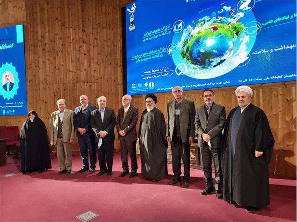 تجلیل از دکتر علی اکبر صالحی در بیست و دومین دوره اعطای جایزه ترویج علم