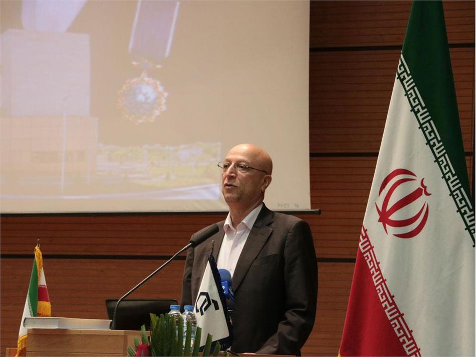 دانایی آسانسوری به دست نمی‌آید، پلکانی و تدریجی است