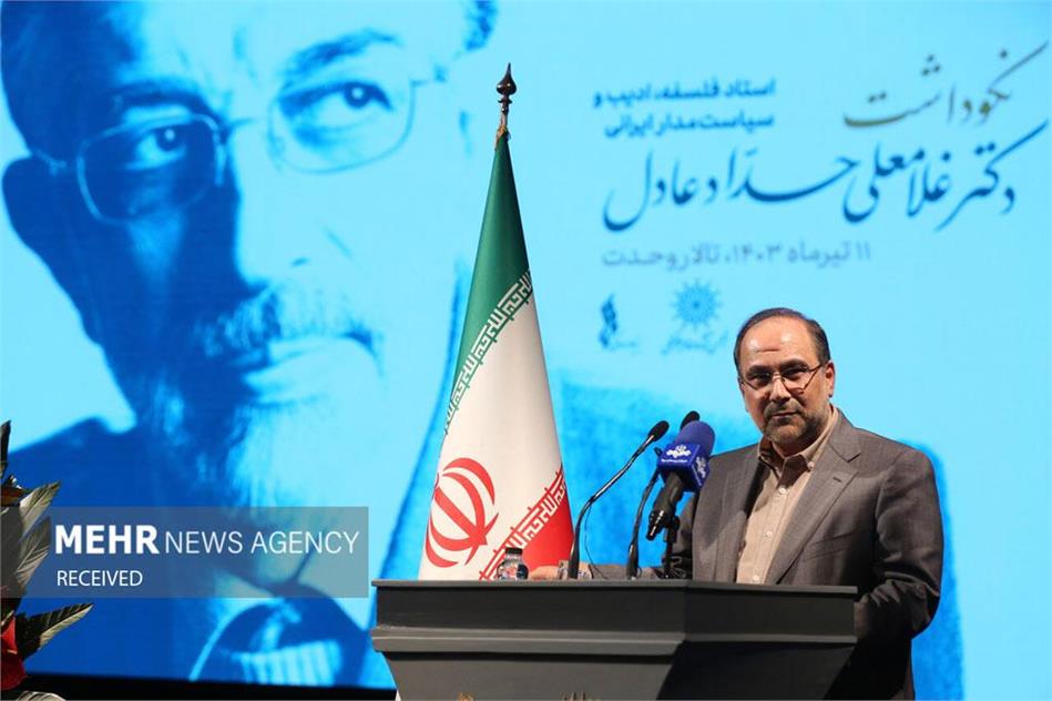 دکتر حدادعادل ویژگی‌های متضاد را در خود جای داده است