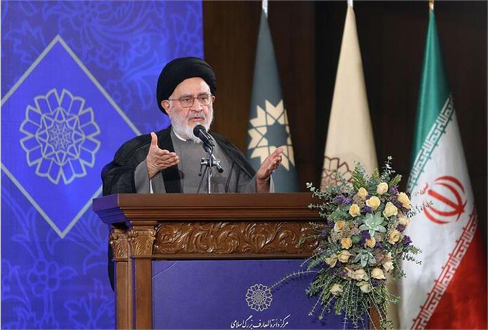 جهان با فلسفه تبیین می‌شود نه کلام