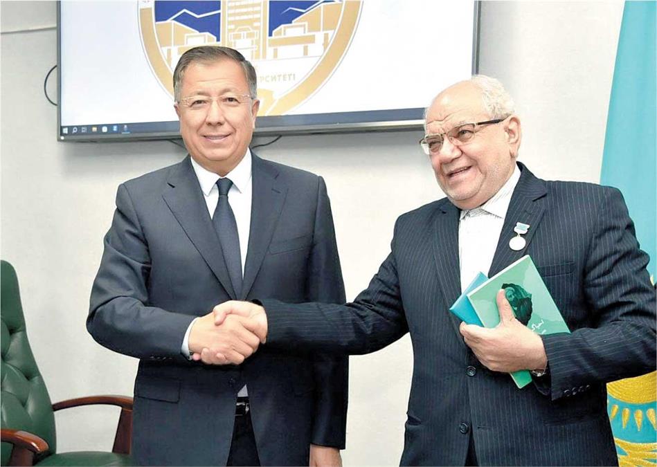 اعطای نشان درجه یک علمی دانشگاه فارابی قزاقستان به دکتر غلامرضا اعوانی